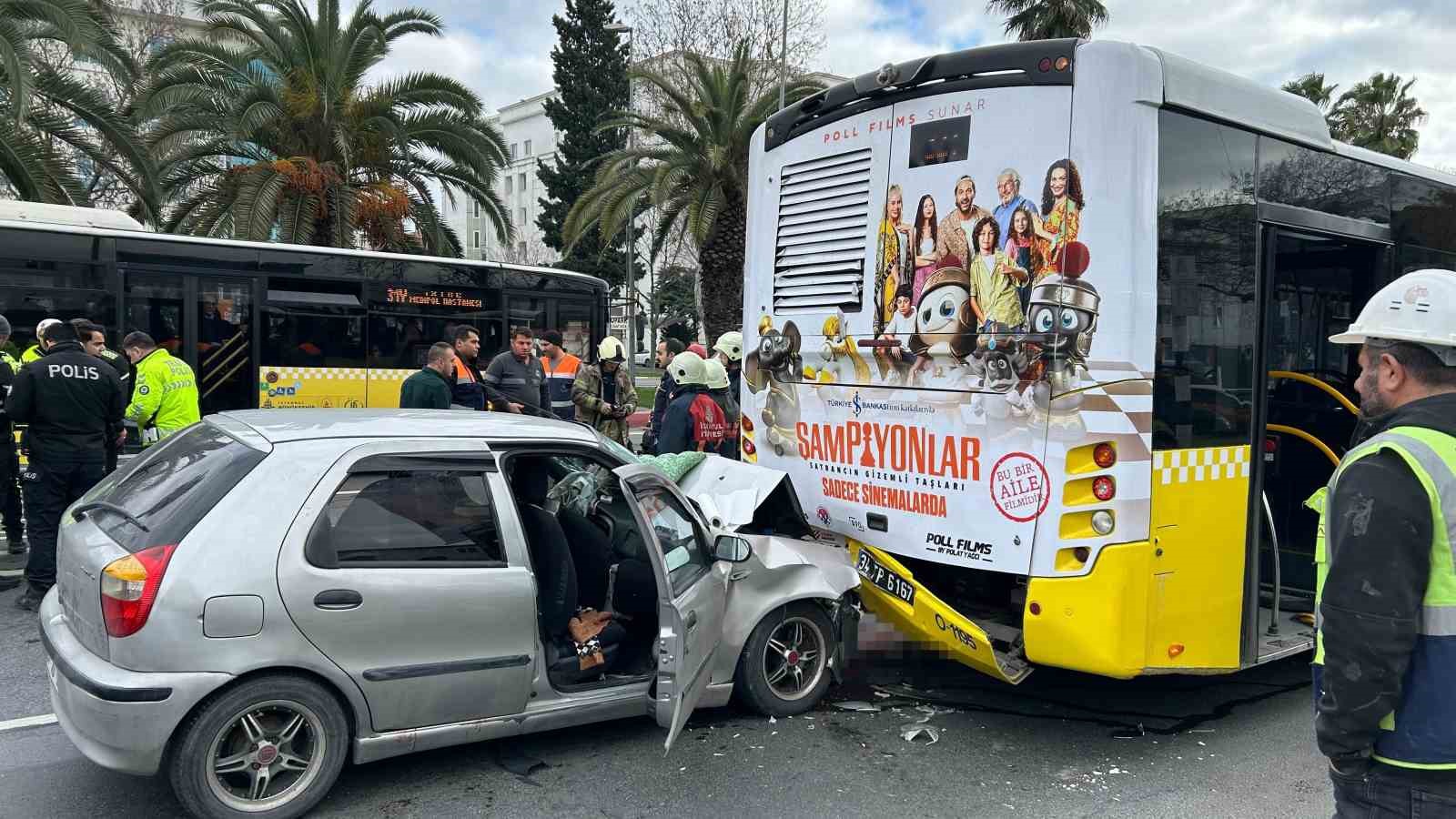 Fatih’te kadın sürücü İETT otobüsüne arkadan çarptı: Otomobildeki 3’ü çocuk 8 kişi yaralandı