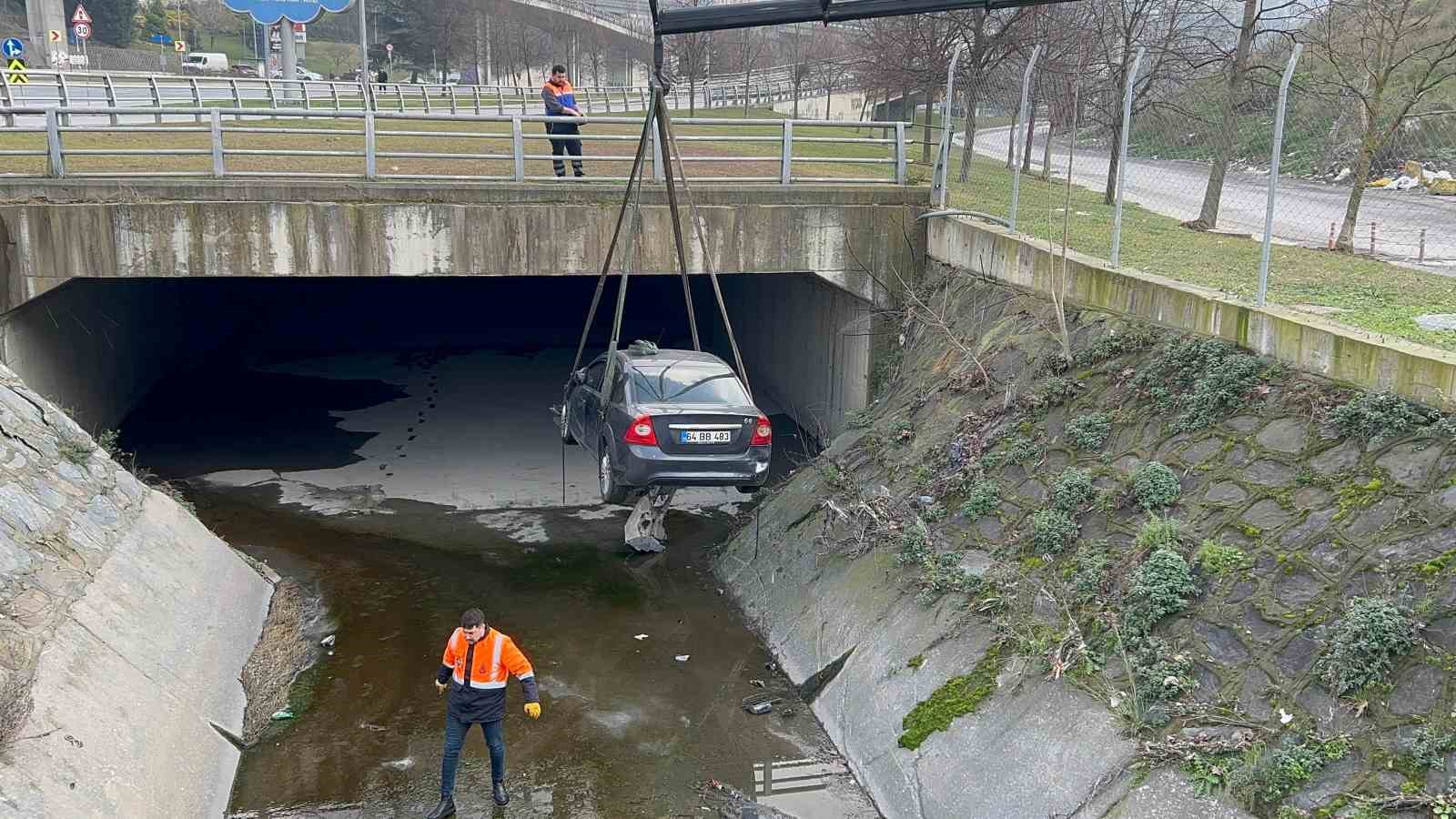 Gaziosmanpaşa’da baba, oğlunun iki gün önce kaçırdığı otomobiliyle su kanalına uçtu