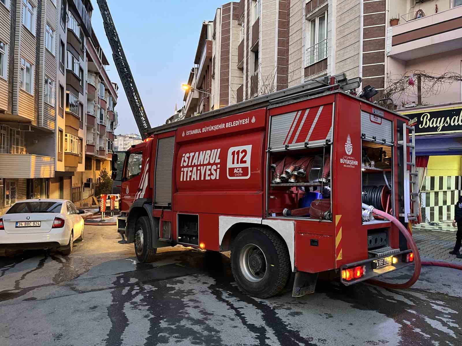 Gaziosmanpaşa’da binanın çatısı alev alev yandı