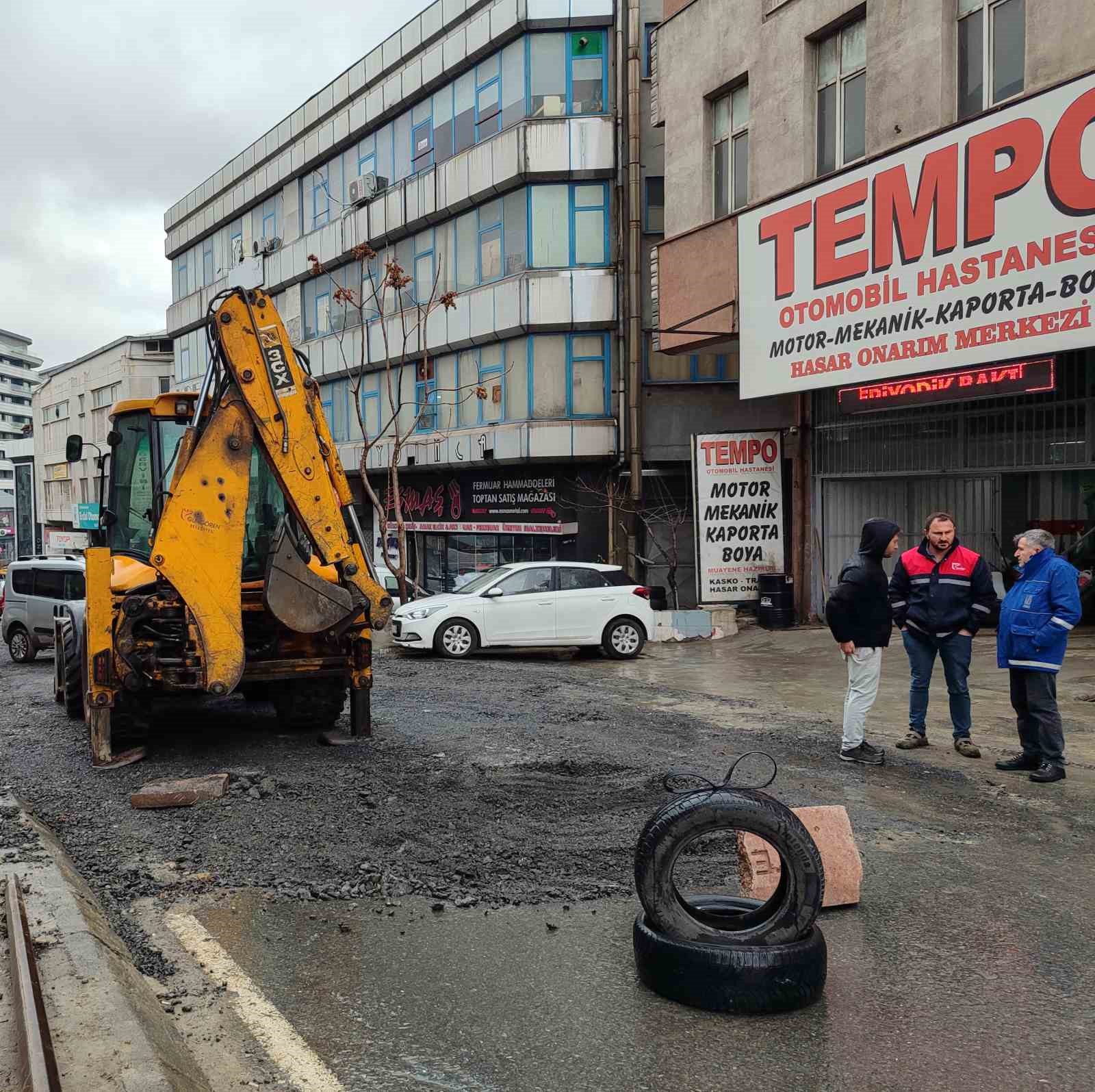 Güngören’de İBB’nin yapamadığı yol 46 günde 3’üncü defa çöktü