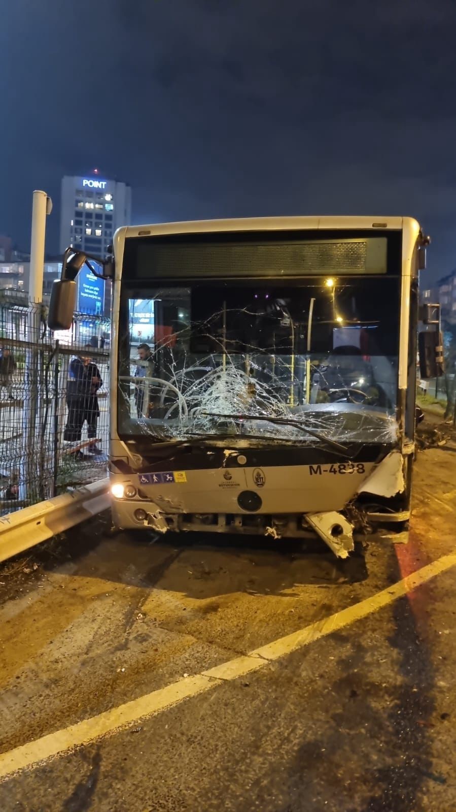 İstanbul Zincirlikuyu’da park halindeki metrobüs kayarak 5 araca çarptı