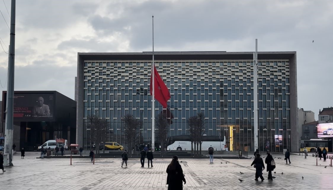 İstanbul’da milli yas nedeniyle bayraklar yarıya indirildi