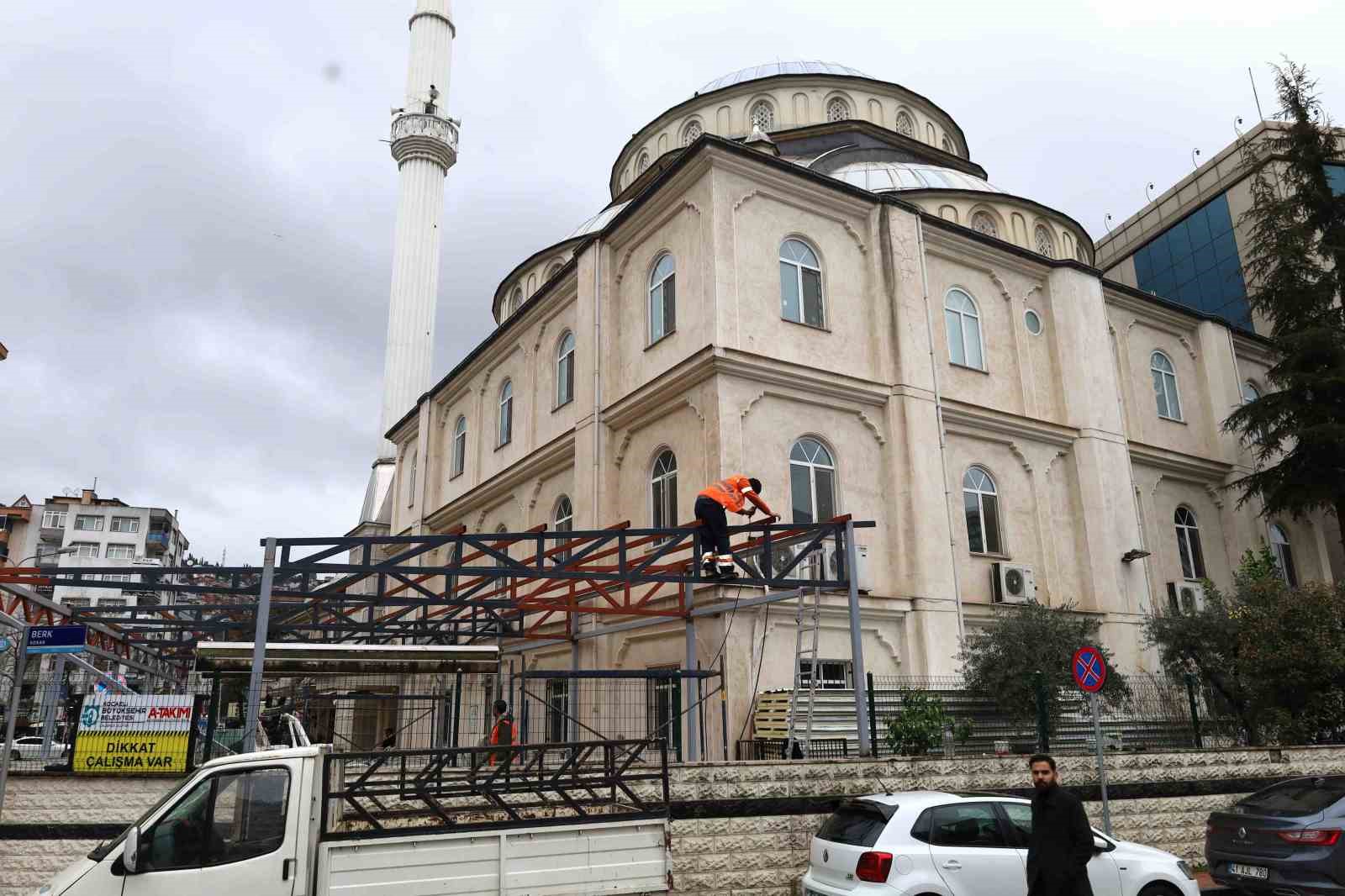 İzmit Eren Cami’ne yeni sundurma