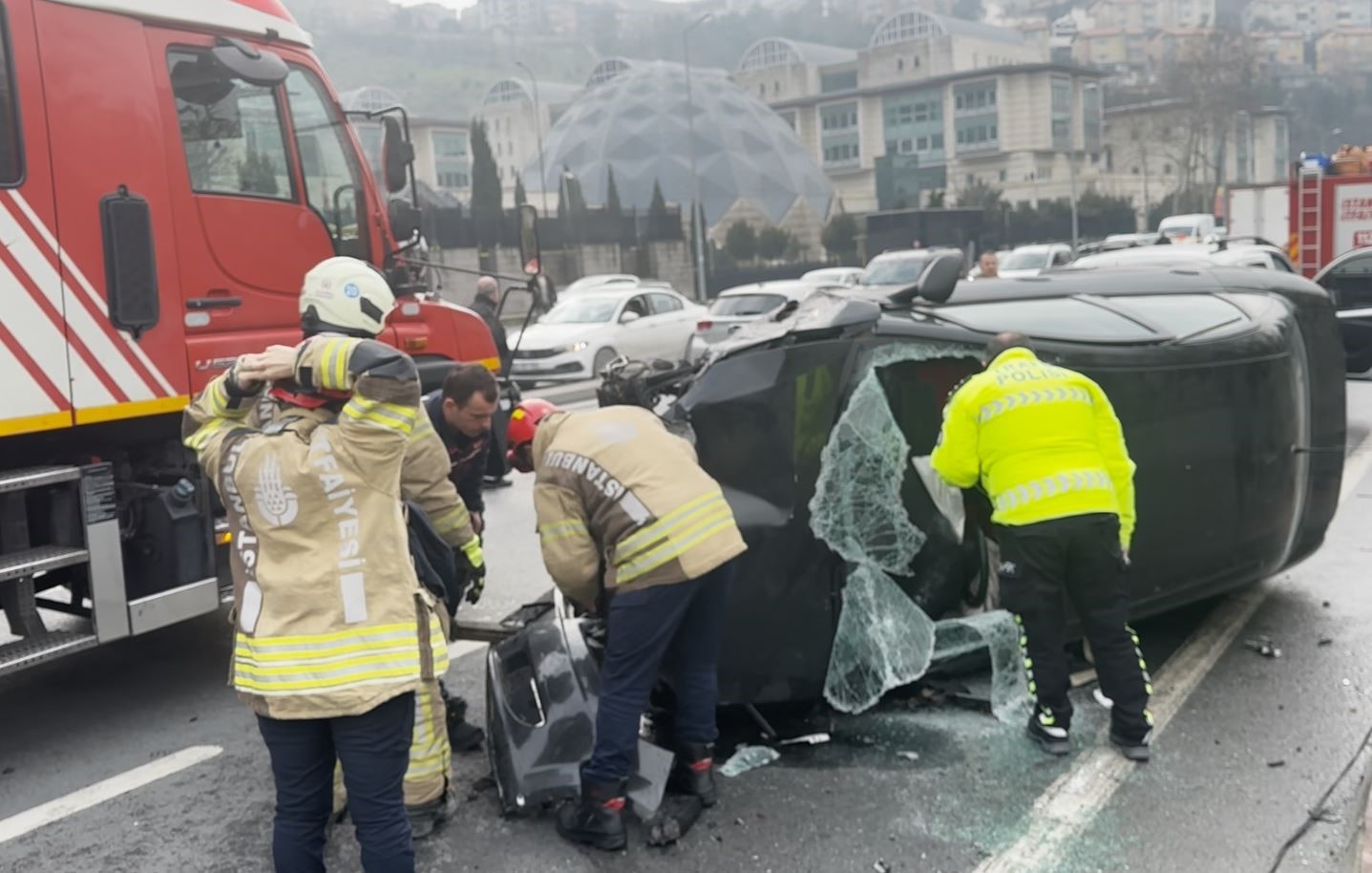 Kağıthane’de fenalaşan sürücü kaza yaptı