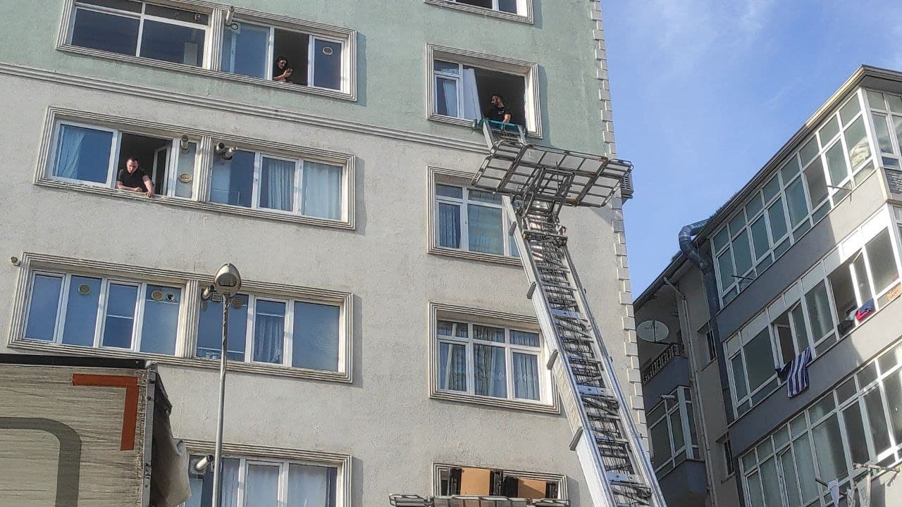 Kartal’da çatlaklar oluşan 7 katlı bina tahliye edildi