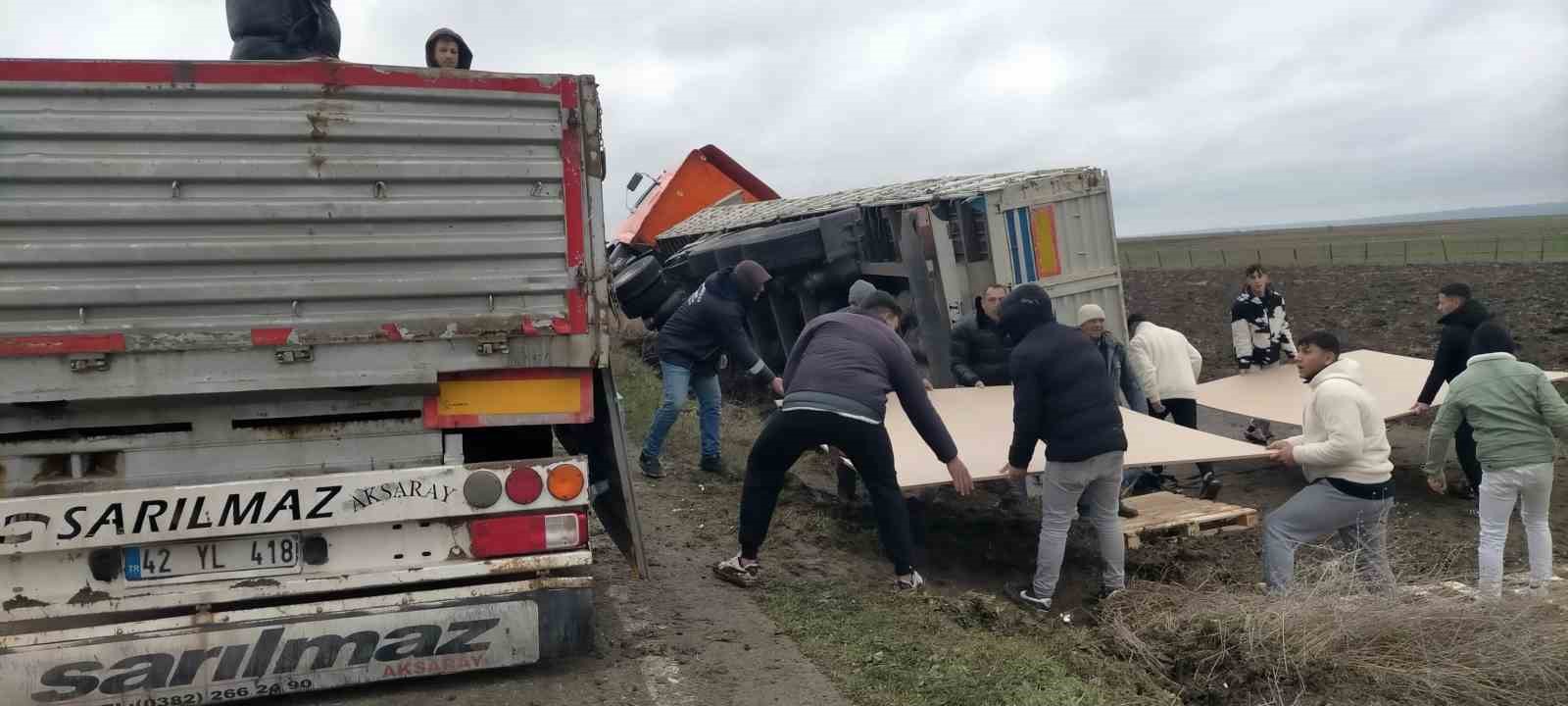 Kontrolden çıkan kamyon tarlaya devrildi