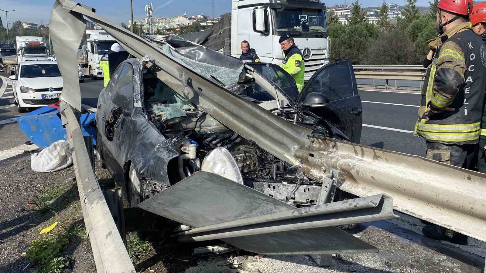 Otomobil bariyerlere girdi: 1’i ağır 4 yaralı