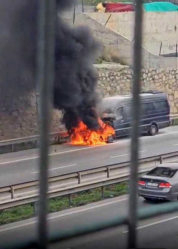 Pendik’te servis minibüsü alev alev yandı