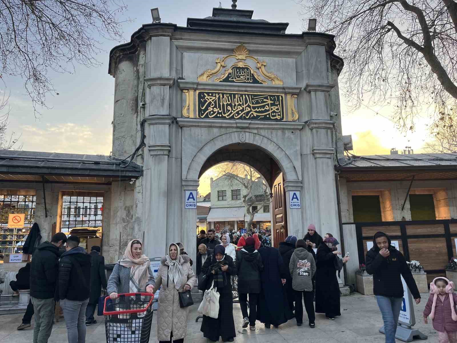 Regaip Kandili’nde vatandaşlar Eyüpsultan Camii’ne akın etti