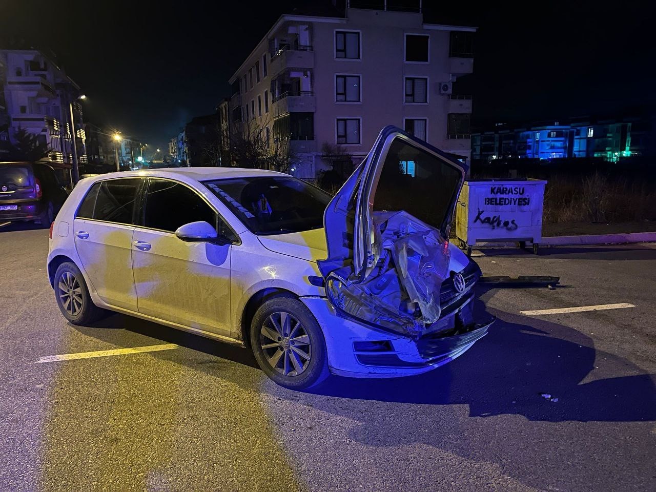 Sakarya’da ilginç kaza: Otomobilin kapısı, çarpıştığı aracın farında asılı kaldı