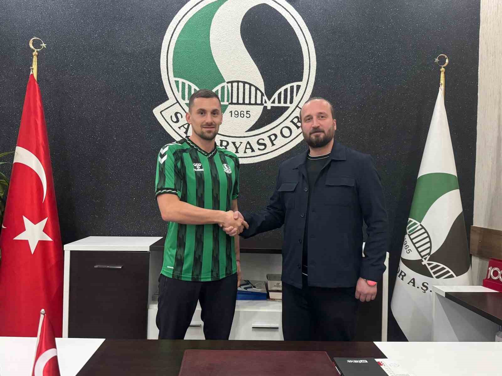 Sakaryaspor, Burak Altıparmak’ı renklerine bağladı