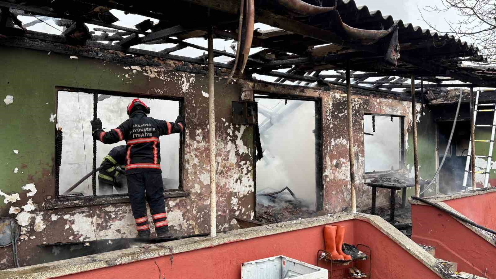 Tek katlı ev alevlere teslim oldu: Evli çift evden son anda çıktı