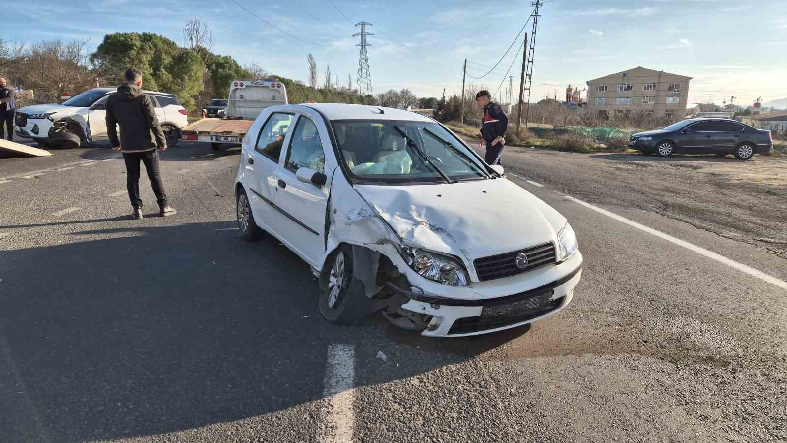 Tekirdağ’da iki aracın karıştığı kazada 6 kişi yaralandı