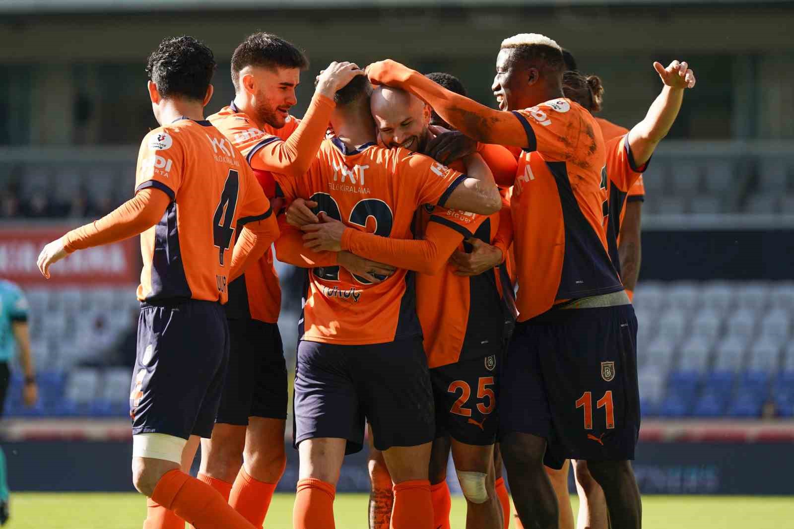 Trendyol Süper Lig: Başakşehir: 1 - Çaykur Rizespor: 0 (İlk yarı)