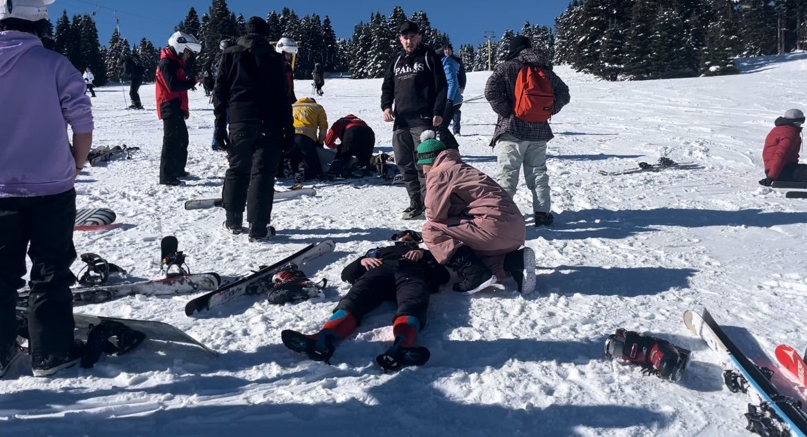 Uludağ’da acemi kayakçılar birbirine girdi: 3 yaralı...Sıcak anlar kamerada