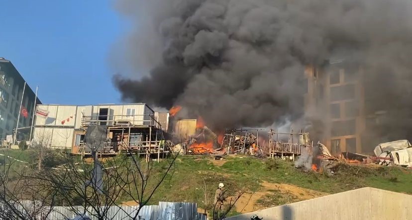 Üsküdar’da işçilerin kaldığı konteynerlerde yangın çıktı. Olay yerine çok sayıda itfaiye ekibi sevk edildi.