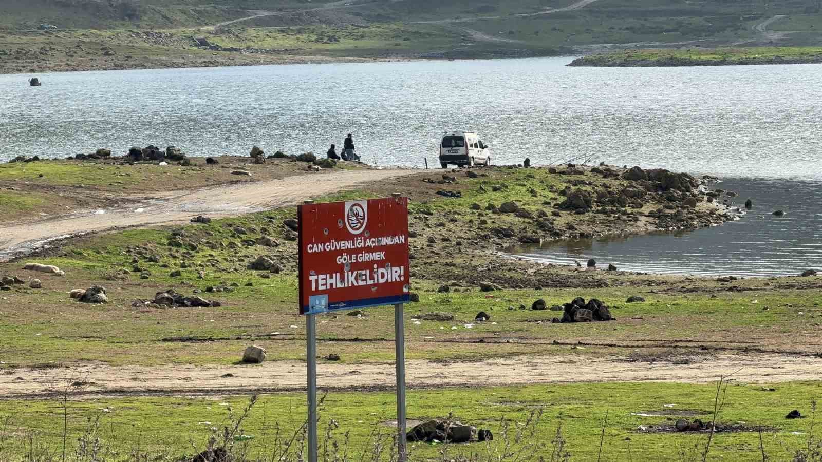 Uyarı levhaları hedef tahtasına döndü, delik deşik olan levhalar böyle görüntülendi