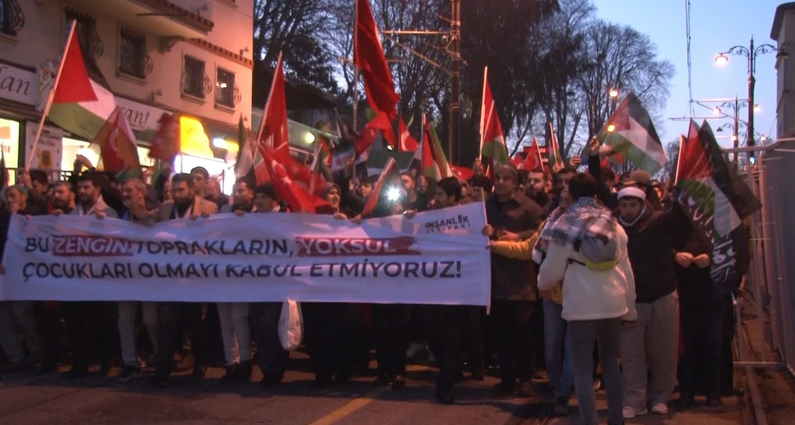 Yılın ilk gününde Gazze için binlerce kişi Galata Köprüsü’ne akın etti