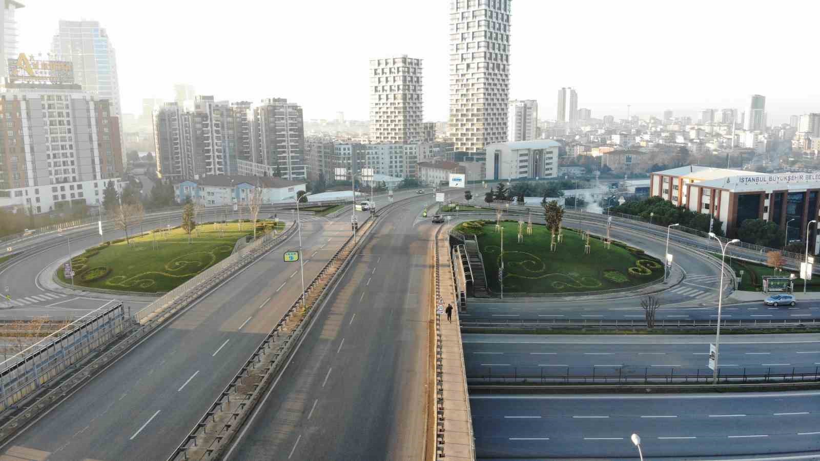 Yılın ilk gününde İstanbul’da yollar boş kaldı