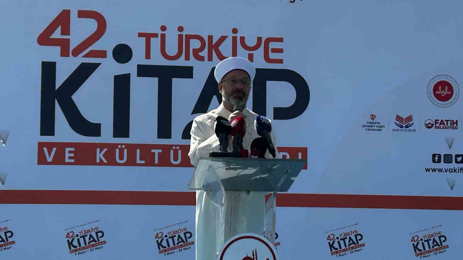 Fatih Camii’nde Ramazan ayının ilk cuma namazı kılındı, Diyanet İşleri Başkanı Ali Erbaş hutbe verdi