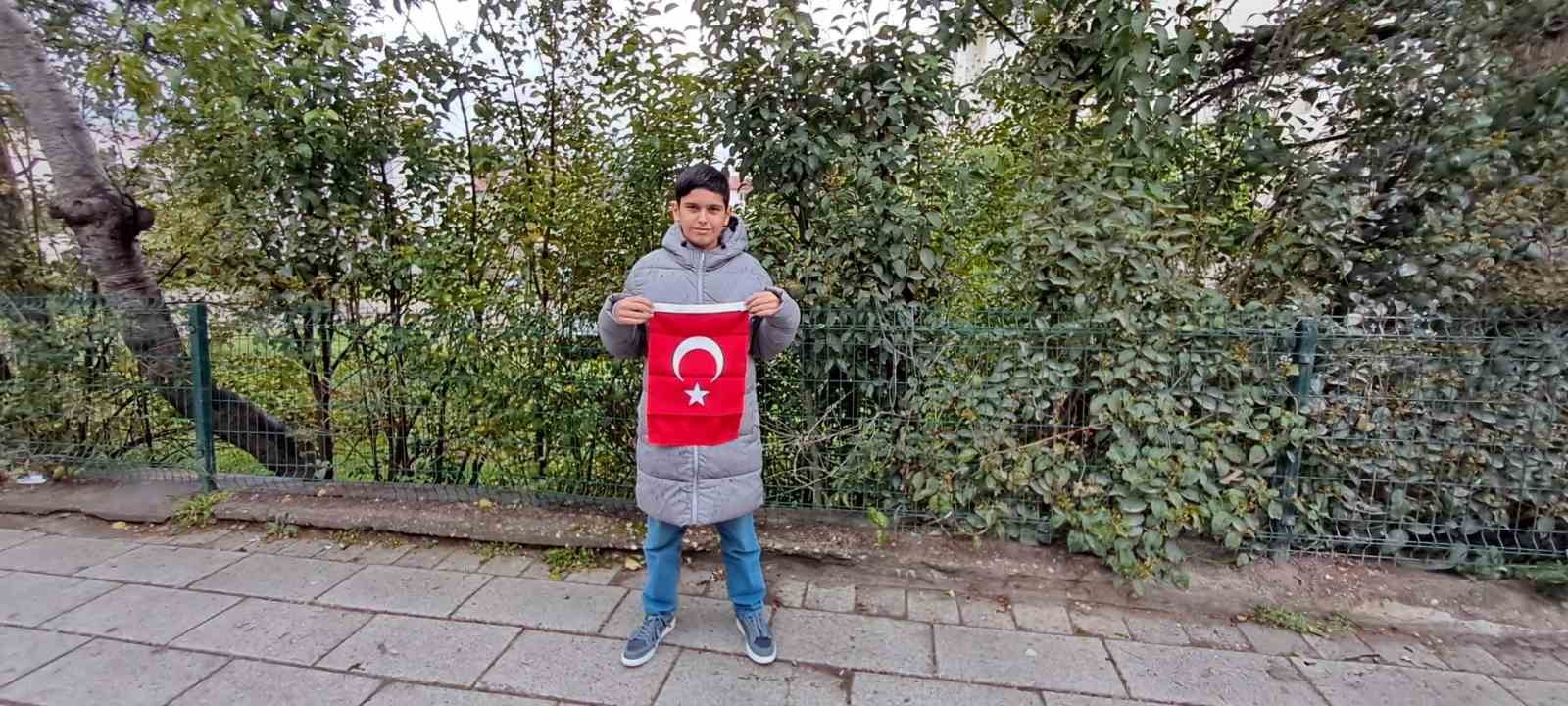 Türk bayrağının üzerindeki karları temizleyen çocuk o anları anlattı
