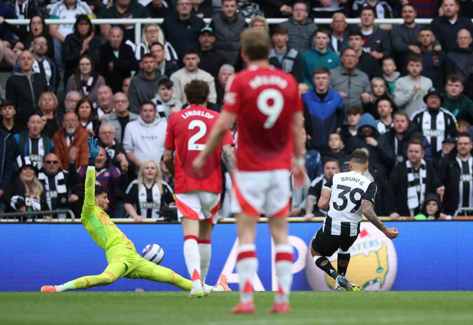 Altay Bayındır, Premier Lig’de ilk kez oynadı
