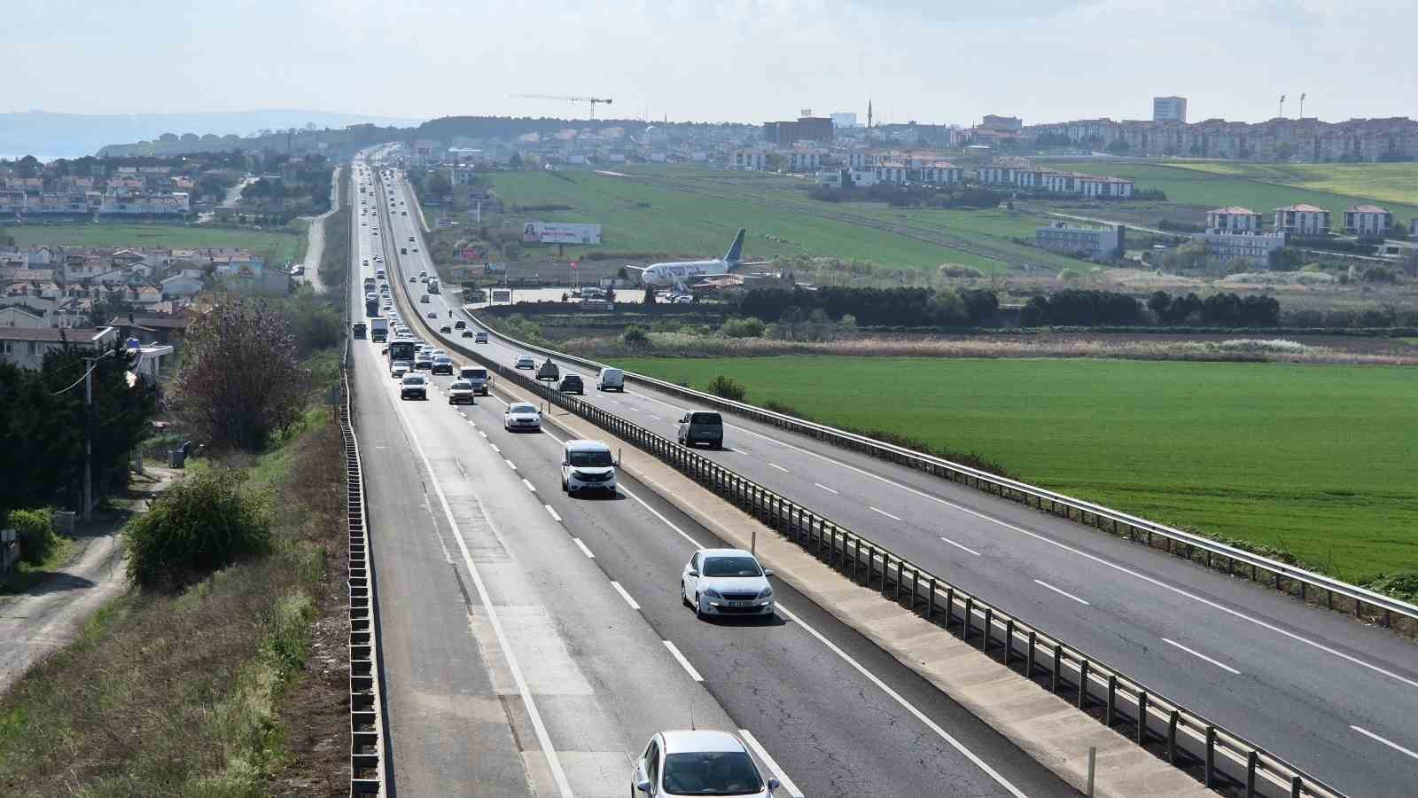 Tekirdağ-İstanbul yolunda tatil dönüşü yoğunluğu yaşanıyor
