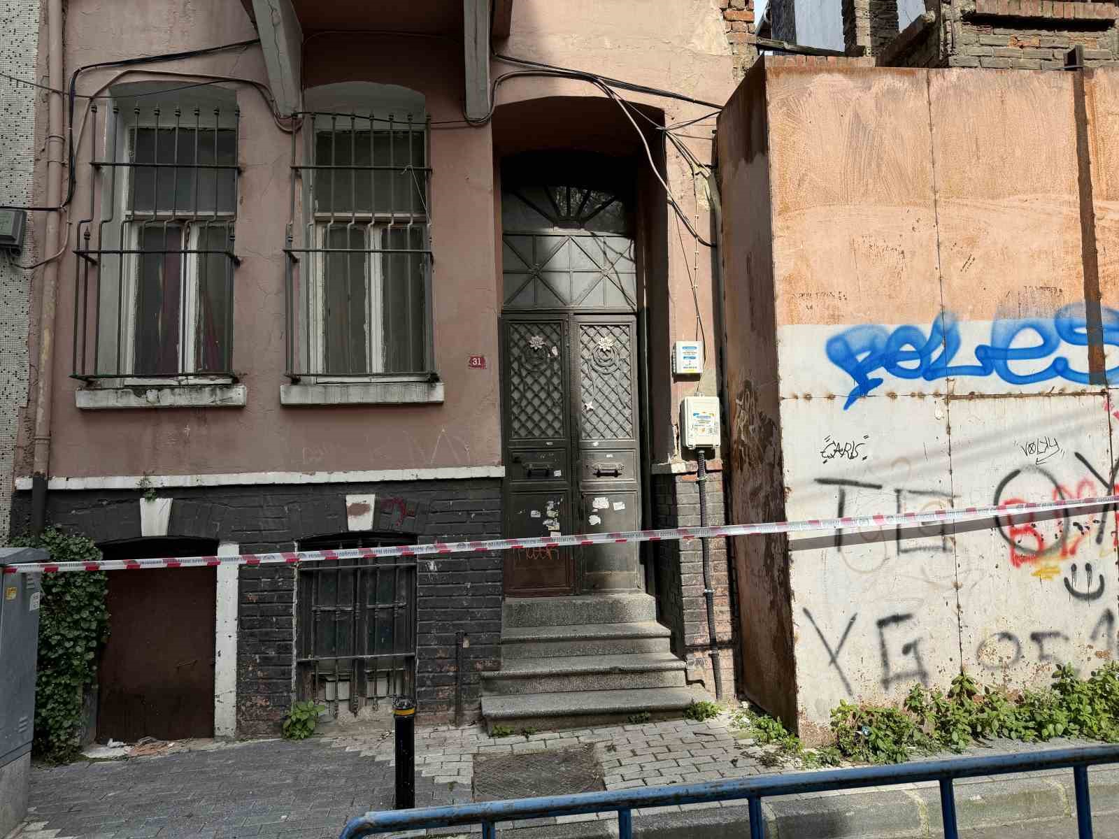 Şişli’de kısmi çökme meydana gelen bina gün ilk ışıklarıyla görüntülendi
